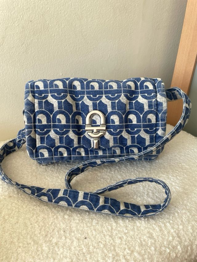 Bolso azul y blanco con estampado