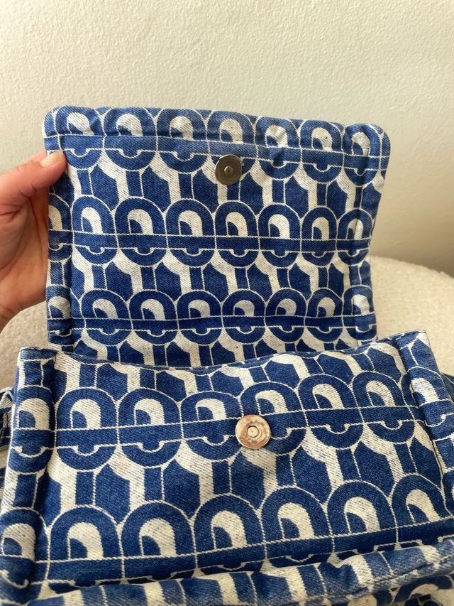 Bolso azul y blanco con estampado