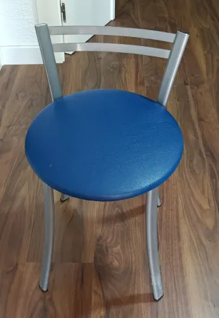 2 taburetes de cocina con asiento azul