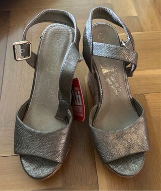 Sandalias XTI doradas/plateadas cuña