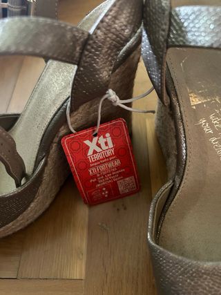 Sandalias XTI doradas/plateadas cuña