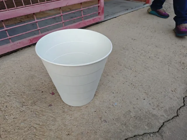 Cubo bianco in plastica