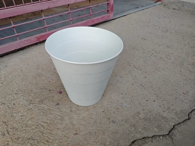 Cubo bianco in plastica