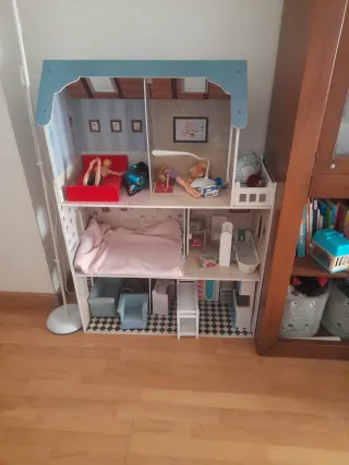 Casa de muñecas con accesorios