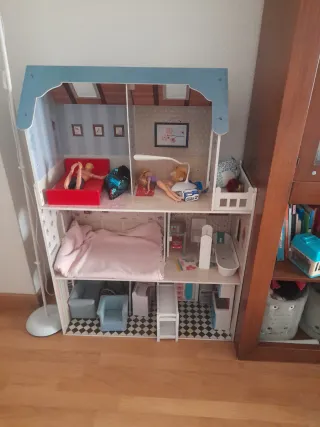Casa de muñecas con accesorios