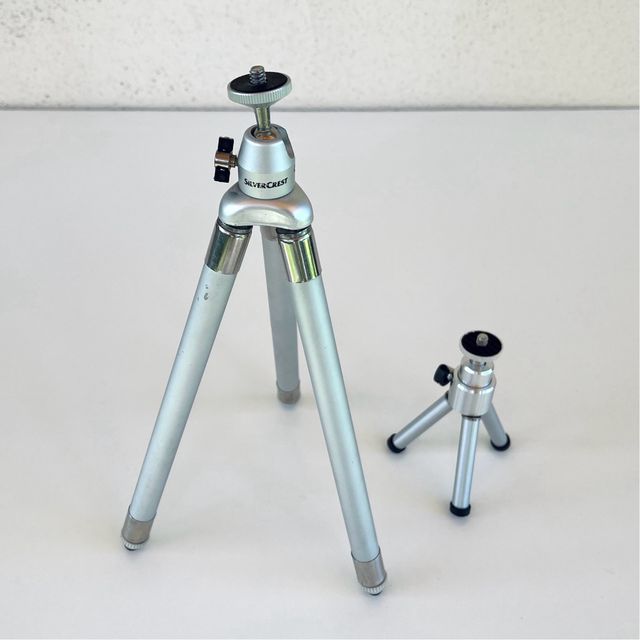 2 Trípodes para cámara.