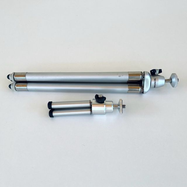 2 Trípodes para cámara.