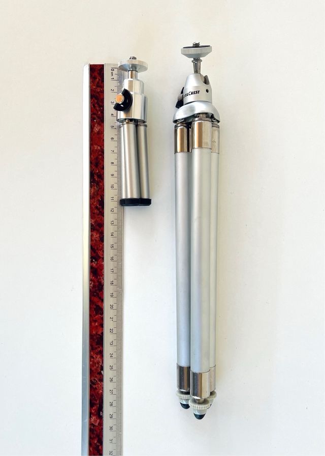 2 Trípodes para cámara.