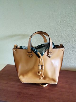 Bolso de rafia y bolso amarillo. 10€