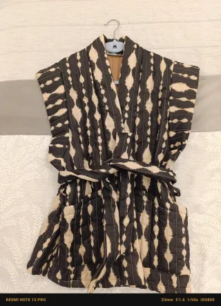 Chaleco estampado negro/beige con cinturón