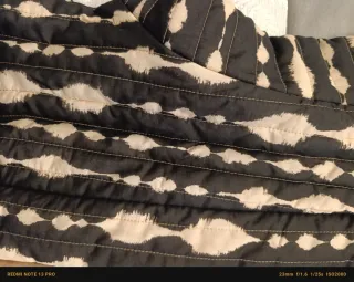 Chaleco estampado negro/beige con cinturón