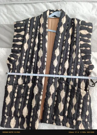 Chaleco estampado negro/beige con cinturón