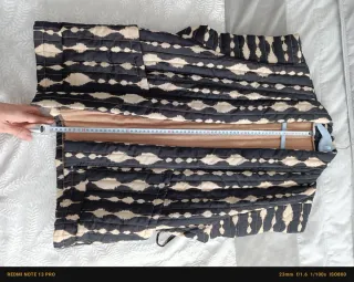 Chaleco estampado negro/beige con cinturón