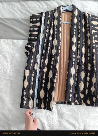 Chaleco estampado negro/beige con cinturón