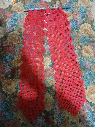 Dietro porta uncinetto rosso