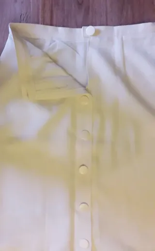 Gonna bianca con bottoni