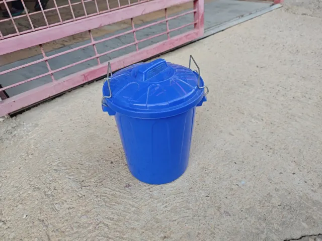 Confezione da 2 cubi in plastica blu e rosso, due dimensioni