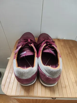 Deportivas Pepe Jeans granate.