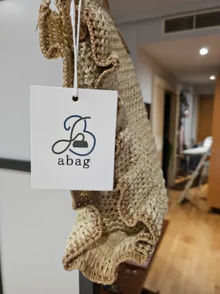 Bolso de rafia beige con volantes