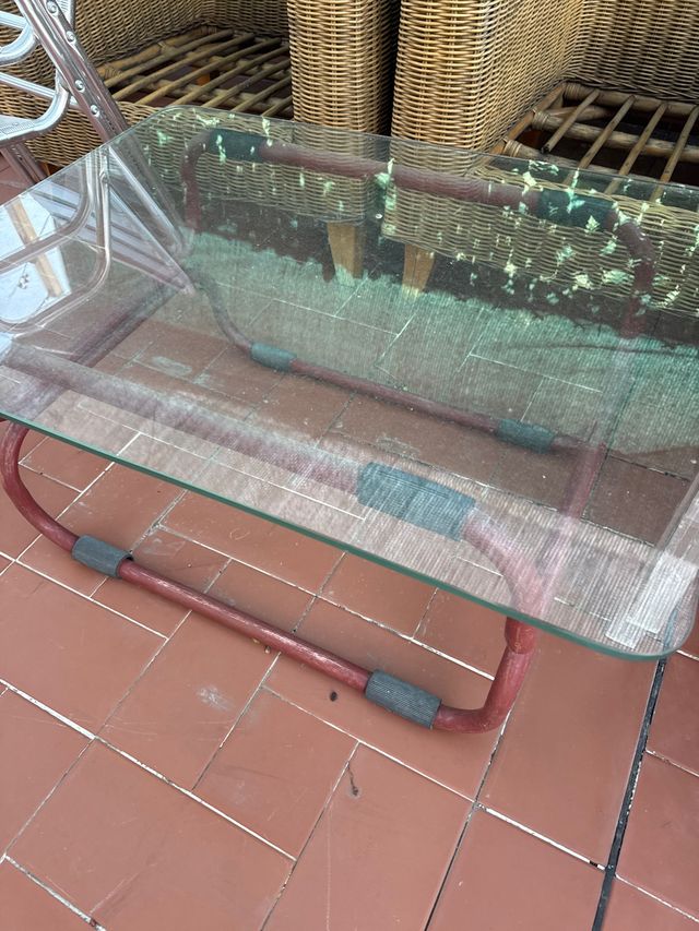 Mesa de centro cristal y metal roja