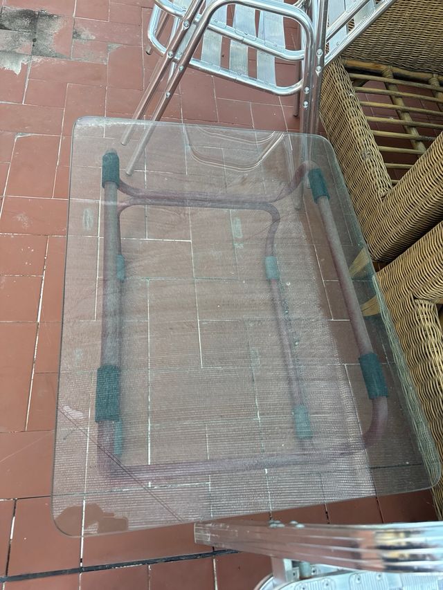 Mesa de centro cristal y metal roja