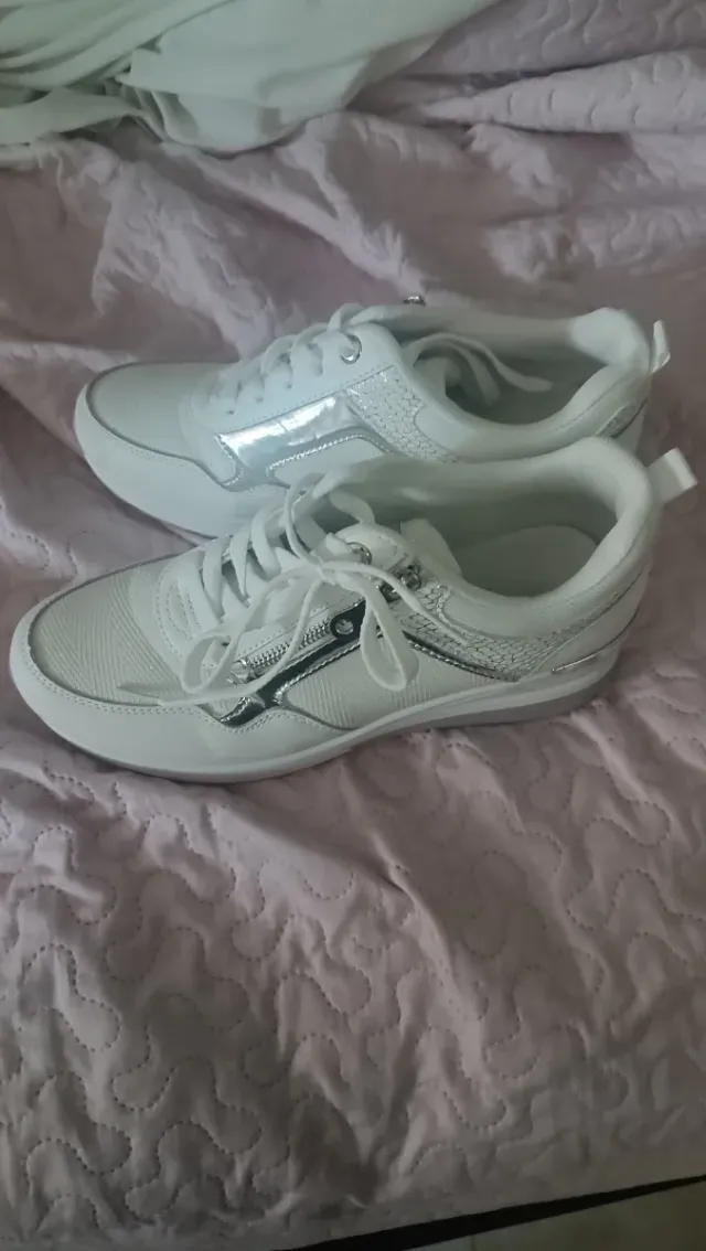 Zapatillas deportivas blancas sin usar