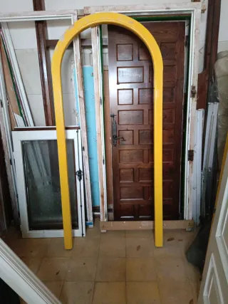 Puerta madera maciza arqueada