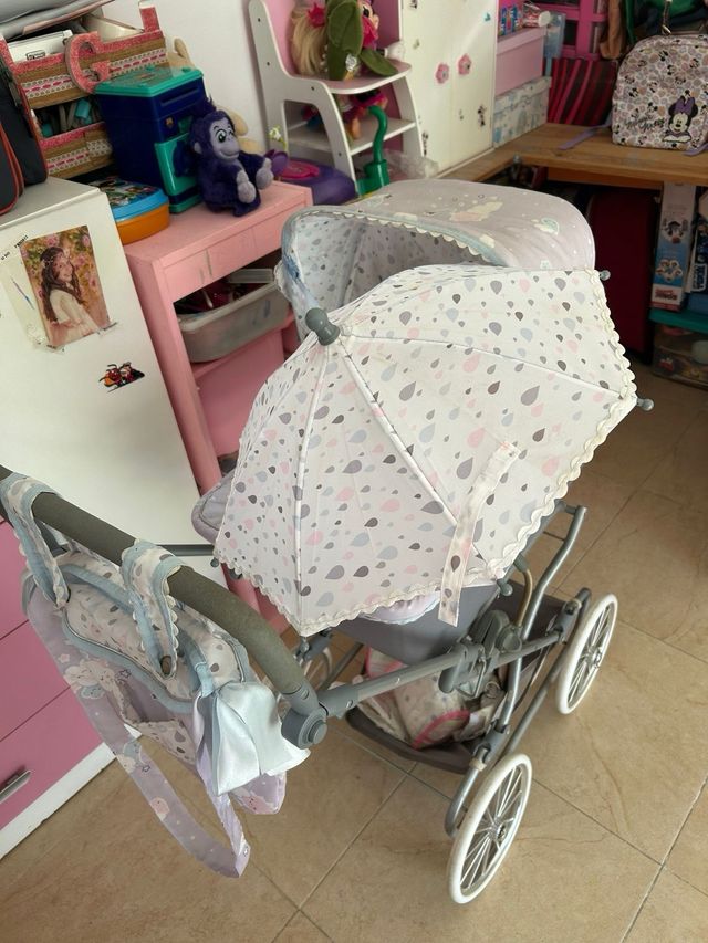 Carrito de muñecas gris y blanco
