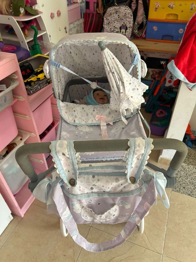 Carrito de muñecas gris y blanco