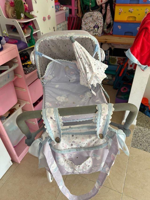 Carrito de muñecas gris y blanco