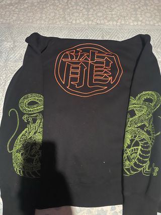 Sudadera Negra Dragón Naranja y Verde