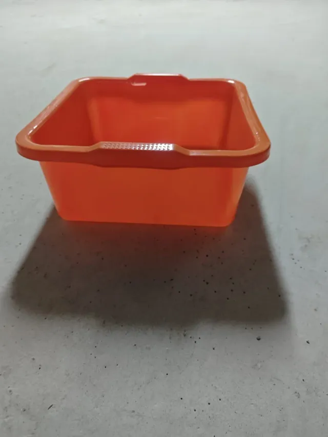 Palangana arancione in plastica