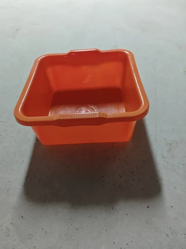 Palangana arancione in plastica