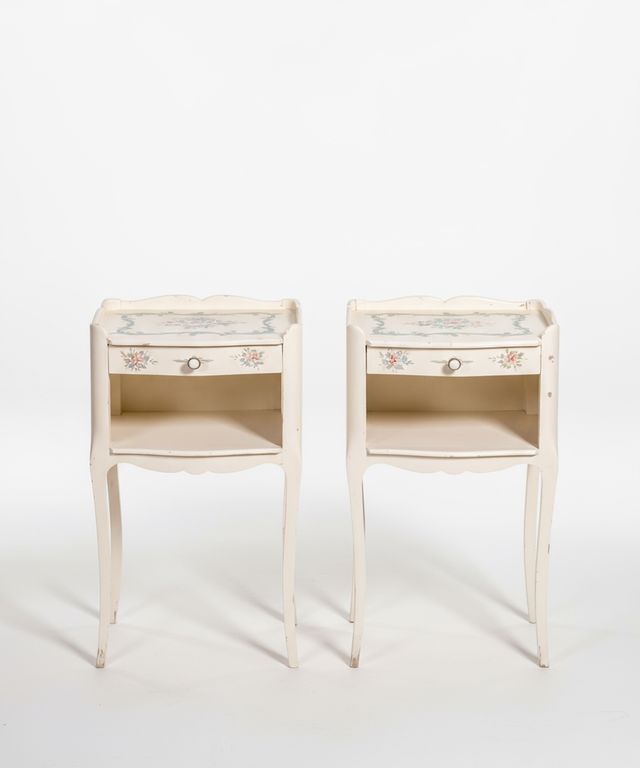 Pareja de mesitas vintage con motivos florales