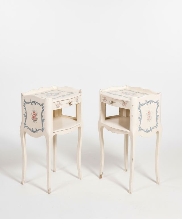 Pareja de mesitas vintage con motivos florales