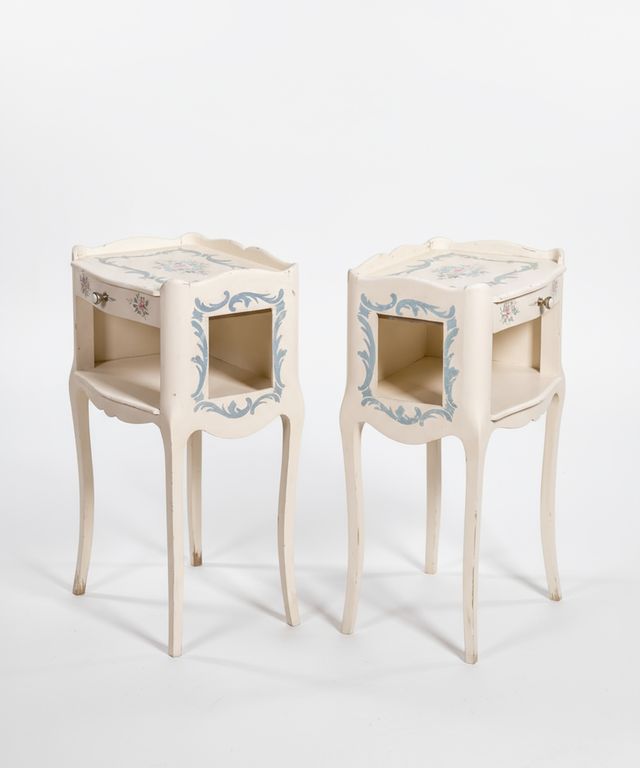 Pareja de mesitas vintage con motivos florales