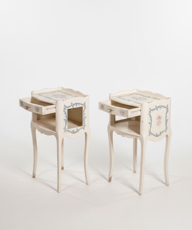 Pareja de mesitas vintage con motivos florales