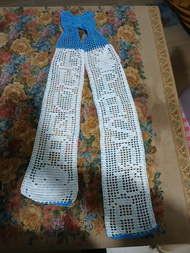 Scialle uncinetto bianco e blu