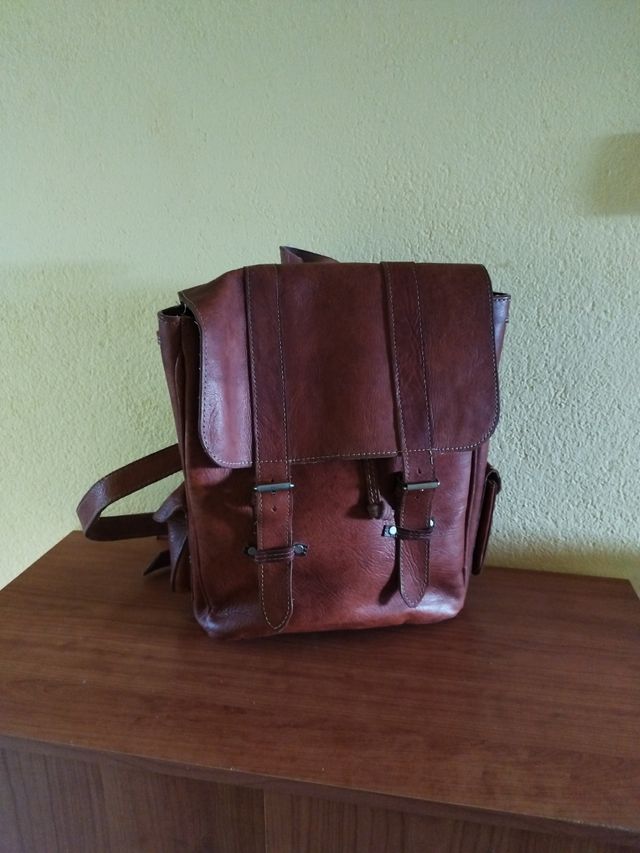 Mochila de cuero marrón