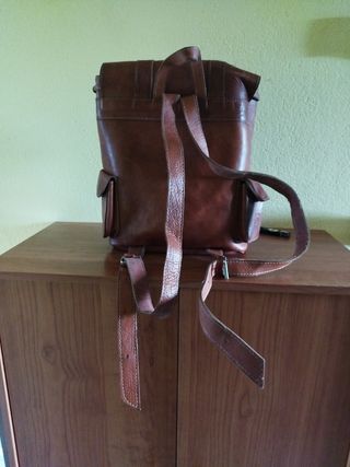 Mochila de cuero marrón