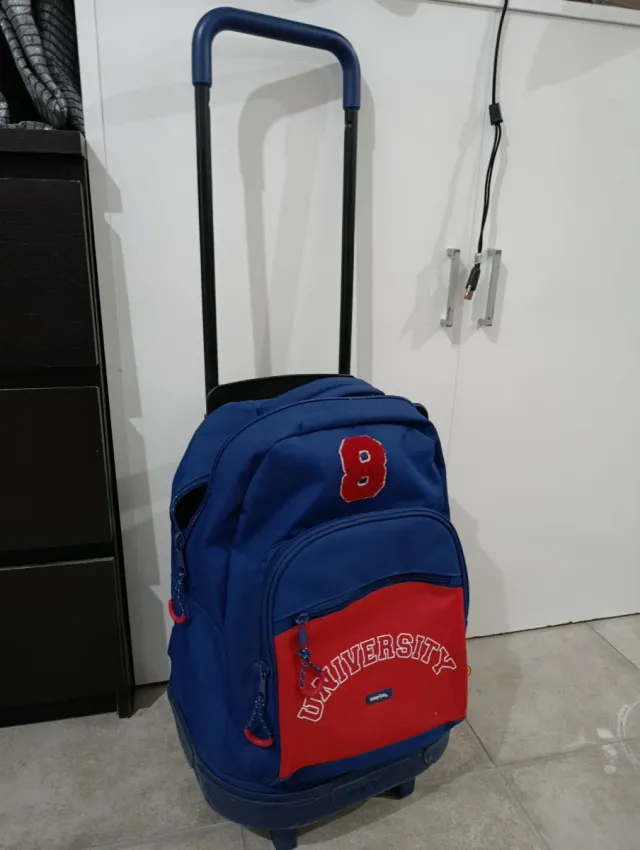 Mochila con ruedas y diseño University