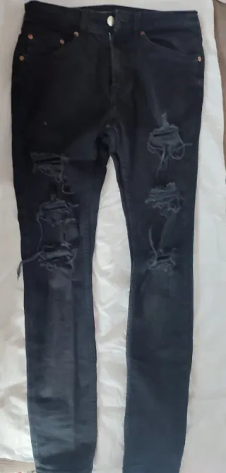 Pantalón vaquero negro desgastado