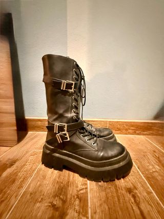 Stivali neri con plateau e fibbie