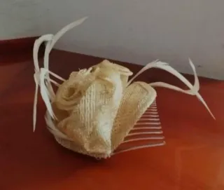 Tocado flores y plumas beige