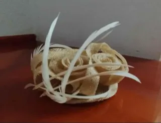 Tocado flores y plumas beige