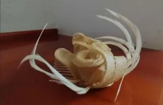 Tocado flores y plumas beige