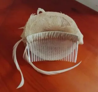 Tocado flores y plumas beige