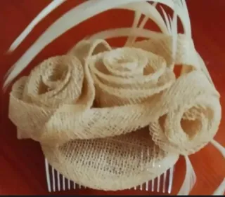 Tocado flores y plumas beige