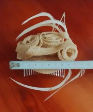 Tocado flores y plumas beige