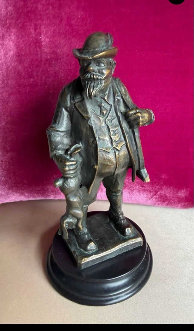 Figura bronce cazador con presa